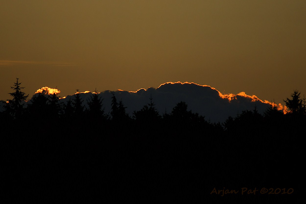De zon tekent de rand van de wolken wel heel mooi af