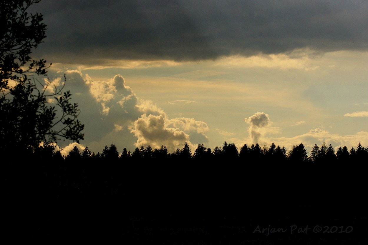 Achter de wolken.....